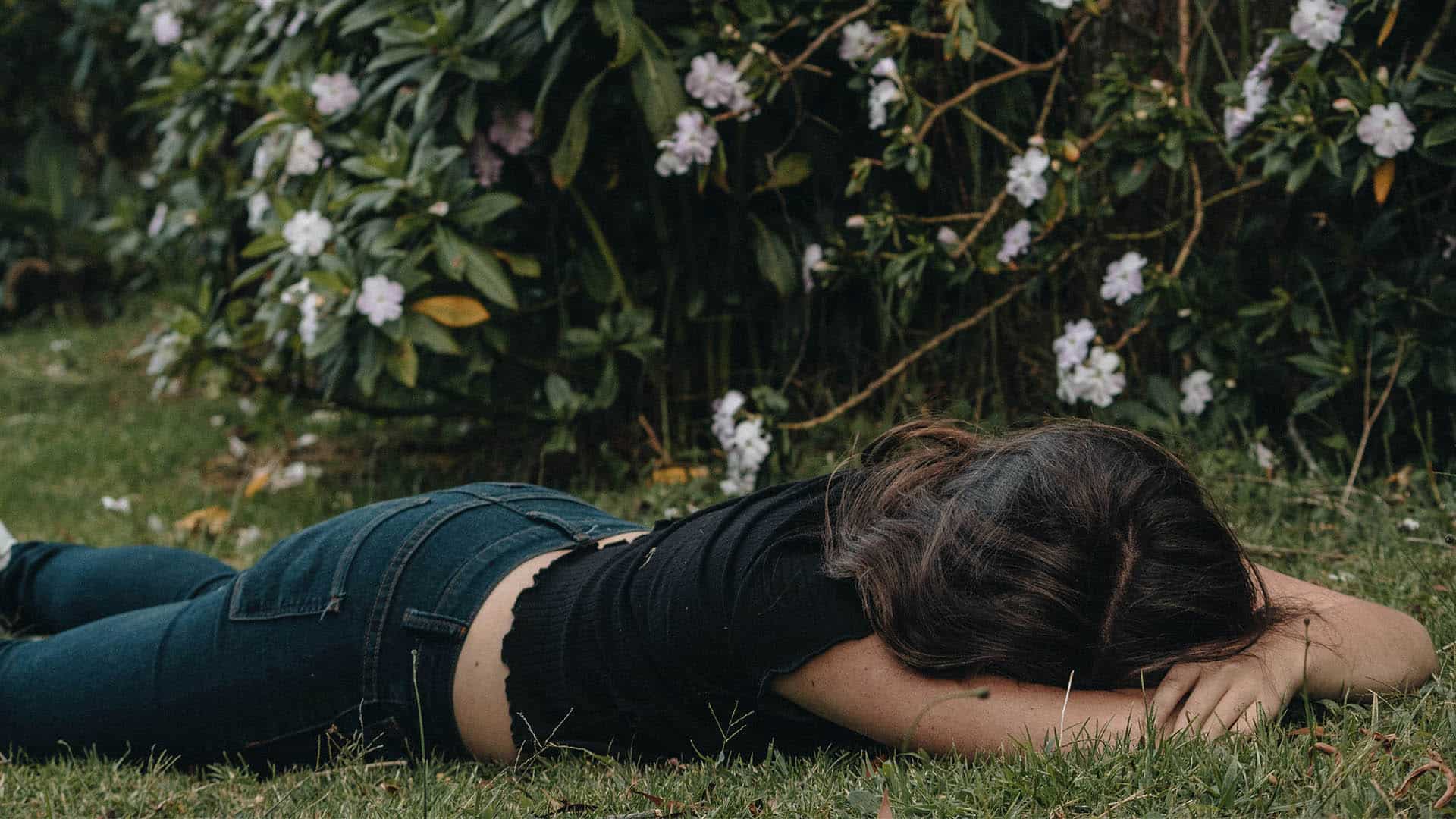 woman-planking-on-the-grass