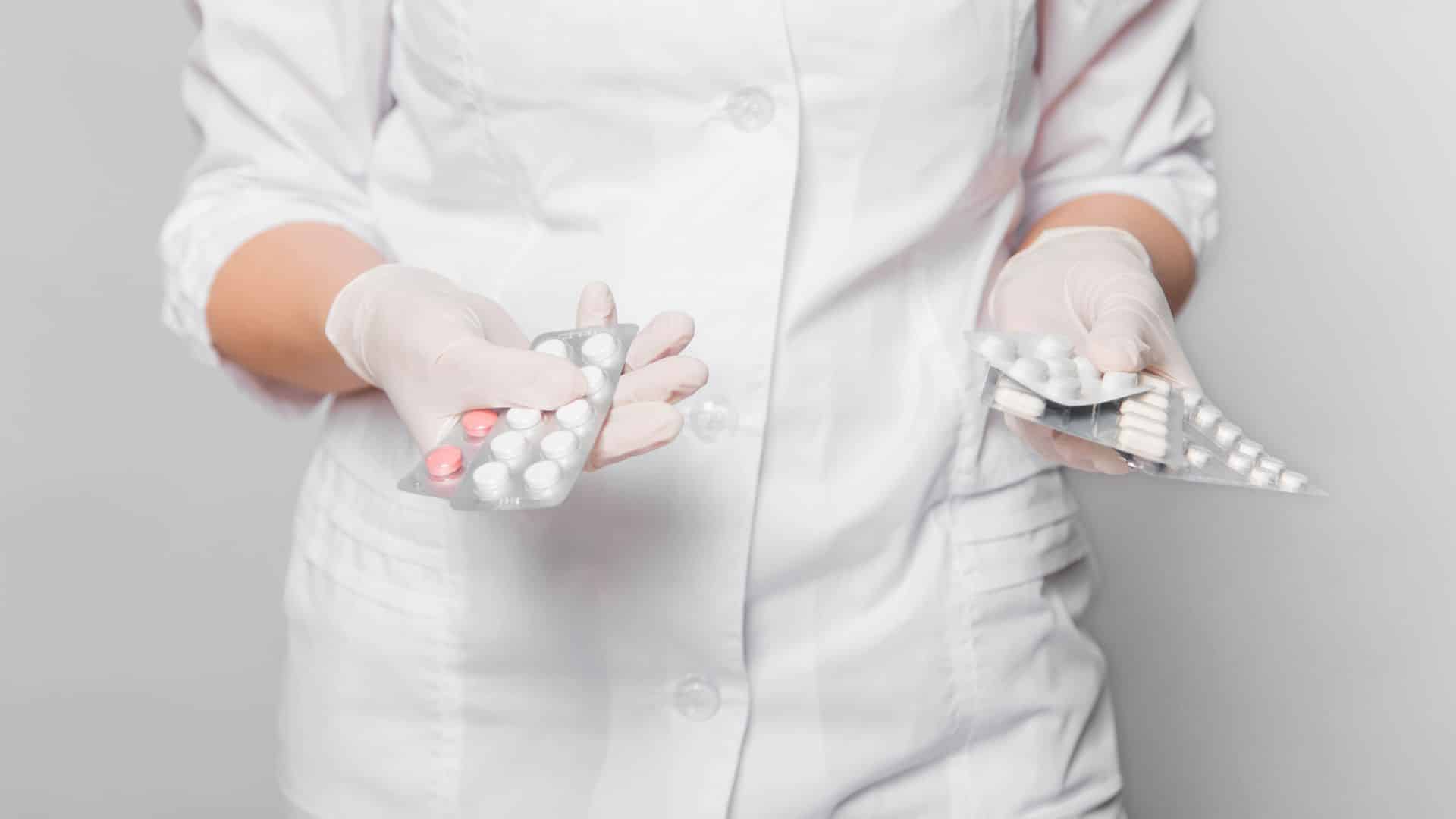 pills hands doctor in white coat