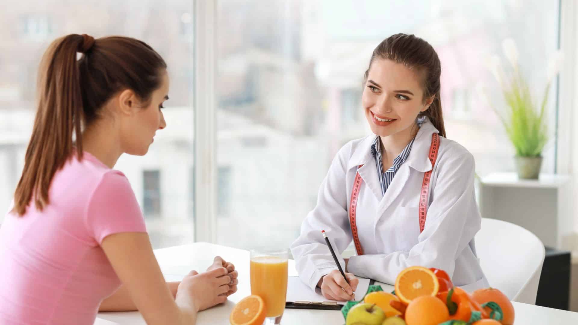 young woman visiting nutritionist